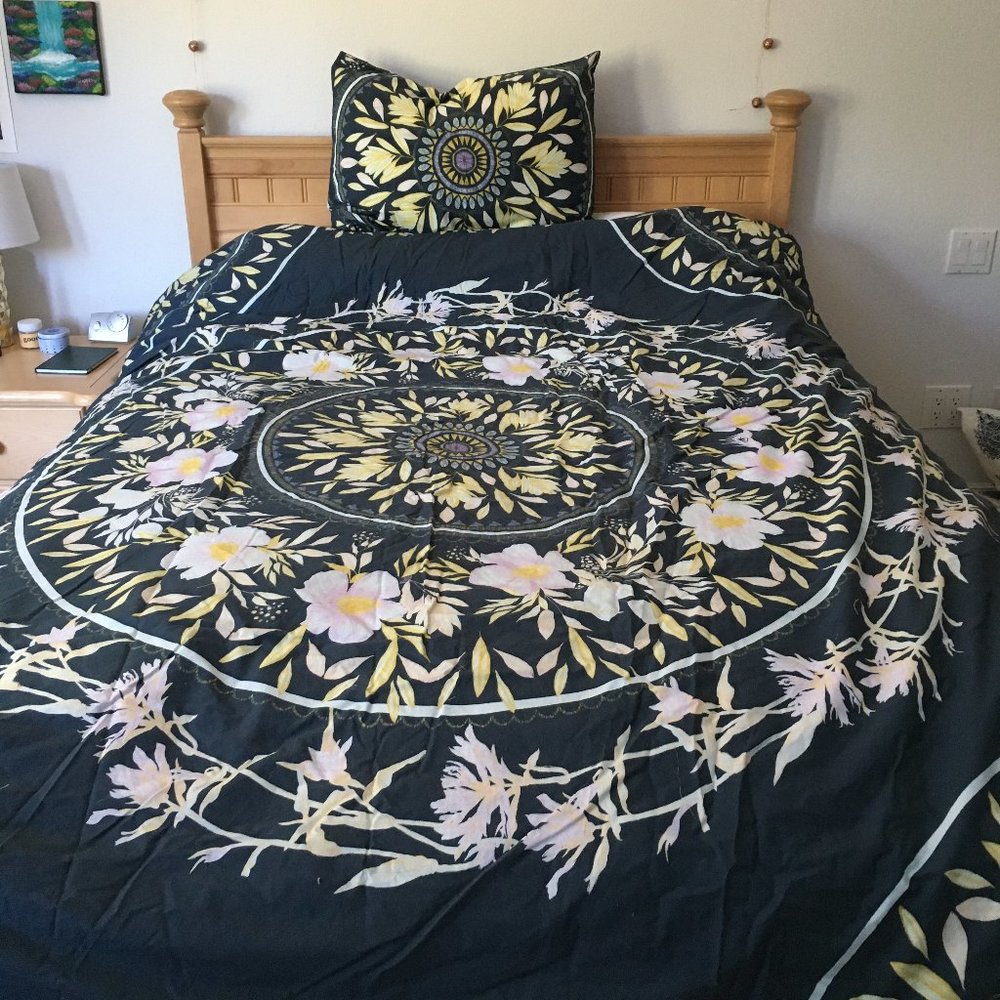 URBAN OUTFITTERS TWIN COMFORTER W/ MATCHING SHAM